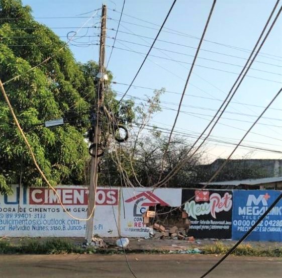 Mulher colide em poste e deixa bairro Aerolândia e parte do Centro sem energia