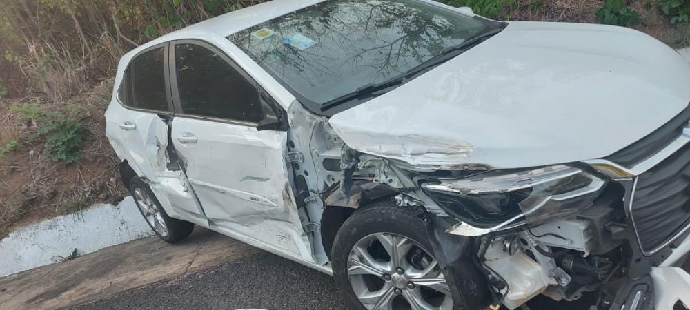 Veículo de passeio colide com carreta durante ultrapassagem na BR 343 em São Pedro do Piauí