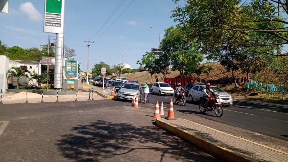 Condutores de THE passam a noite em postos para abastecer por R$ 3,50 o litro da gasolina