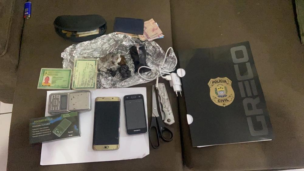 Polícia Civil apreende fardamento da PM, R$ 30 mil, drogas e armas em operação no Piauí