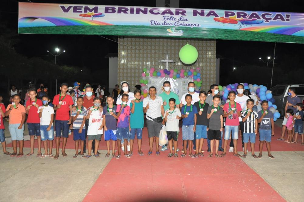Prefeitura de Hugo Napoleão realiza festa em homenagem às crianças com distribuição de comidas e presentes
