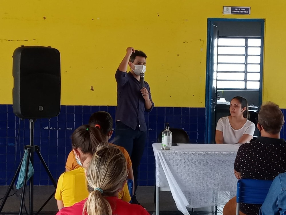 Prefeito Júnior Ribeiro anuncia mudança de classe e nível para professores da rede municipal
