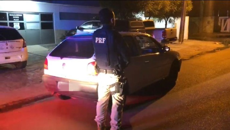 Homem acusado de receptação e uso de documento falso é preso pela PRF com veículo clonado em Picos