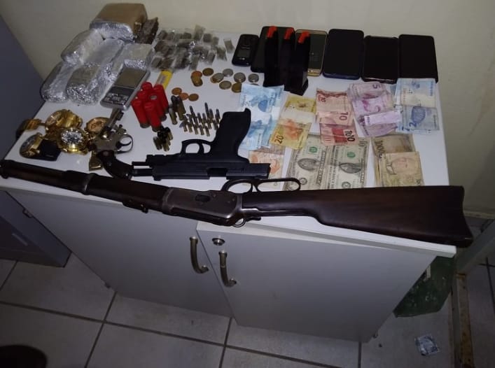 Homem é preso por porte ilegal de arma de fogo e tráfico de drogas no Piauí 