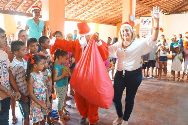 Crianças da comunidade Pedras ganham grande festa de Natal