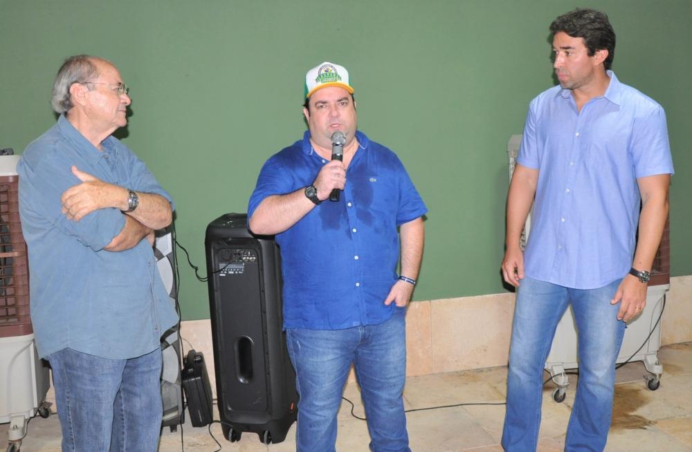 Dr. Tiago Junqueira recepciona políticos e empresários no aniversário de Regeneração