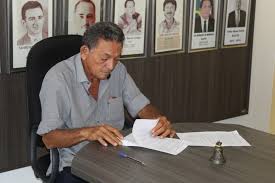 Prefeito de Picos exonera ocupantes de cargos em comissão e rescinde contratos temporários