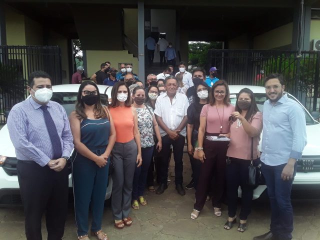 Prefeitura de Picos faz entrega de 02 novos carros para a Secretaria de Educação