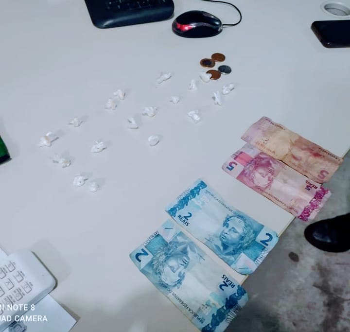 Polícia conduz homem após ser avistado portando uma bolsa com drogas em Picos