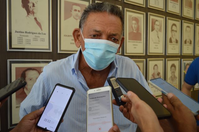Prefeito Gil Paraibano empossa 48 concursados para assumir cargos na administração municipal