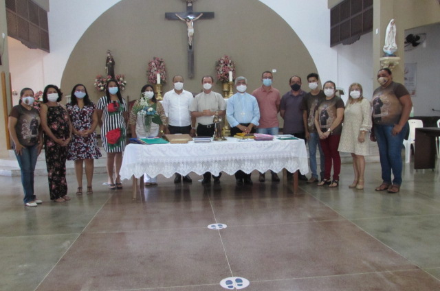 Pe. Sebastião Santos entrega a Paróquia São Francisco de Assis ao Bispo diocesano de Picos