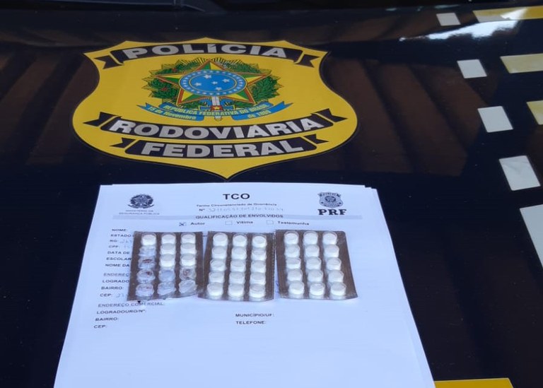 Em Picos, PRF autua caminhoneiro por portar anfetaminas para consumo na BR 316