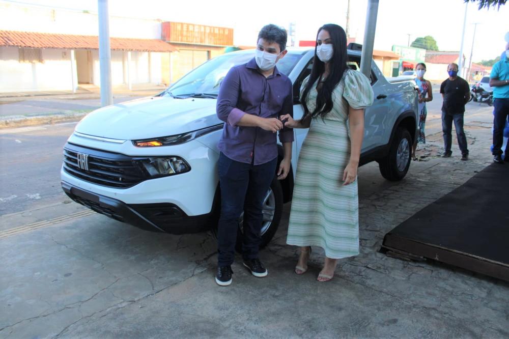 São Gonçalo do PI: Prefeito Júnior Ribeiro entrega veículo 0 km para a saúde do município