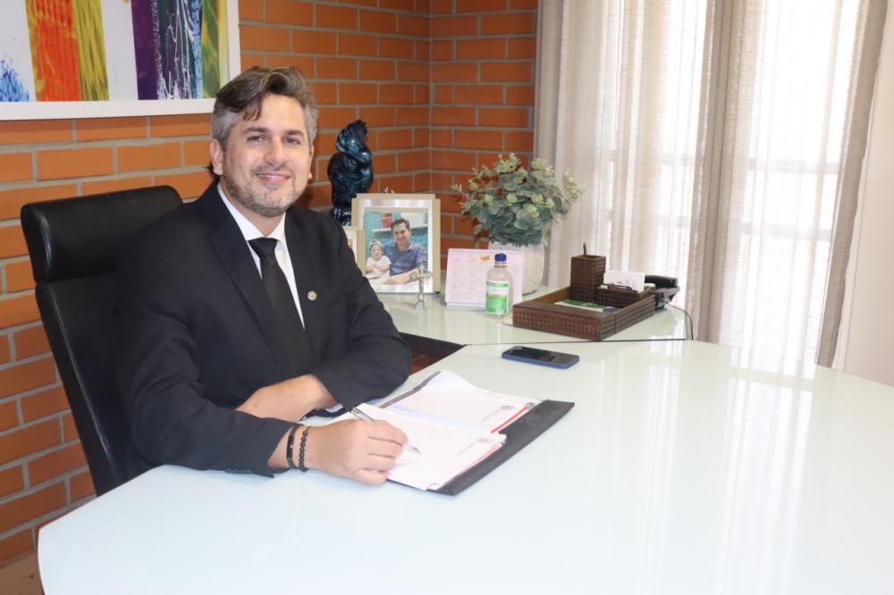 Pablo Santos destaca avanço na assistência médica no Hospital Justino Luz