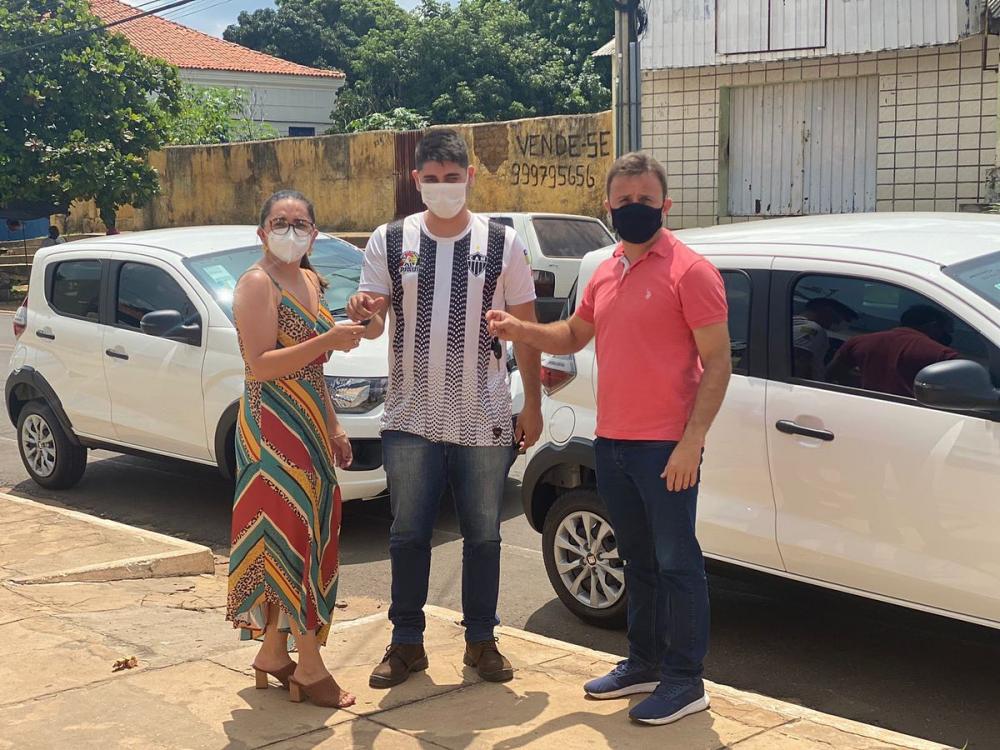 Prefeito Júnior Bill recebe dois veículos novos para uso na saúde do município