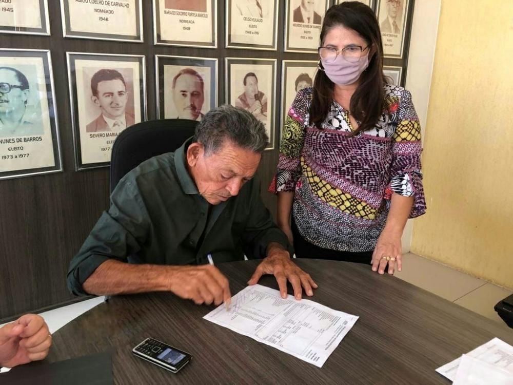 Prefeito Gil Paraibano assina reajuste de 33,24% no piso salarial dos professores do Município de Picos