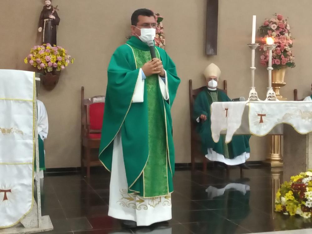 Em clima de alegria, padre Feliciano toma posse na Paróquia São Francisco de Assis em Picos