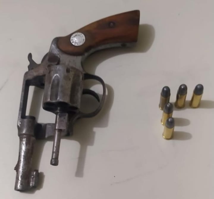 Polícia prende casal por porte ilegal de arma de fogo em Picos