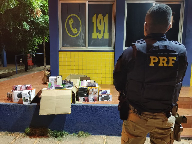 PRF apreende cigarros eletrônicos contrabandeados transportados em ônibus na BR 316