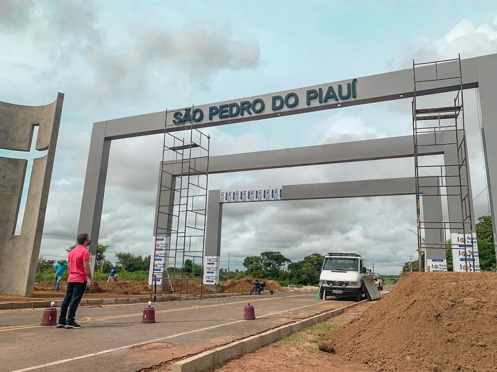 São Pedro do PI | Prefeito Júnior Bill visita obra de construção do Portal da cidade