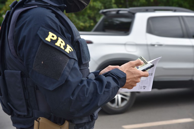 Motorista é detido pela PRF com documento falsificado em Picos