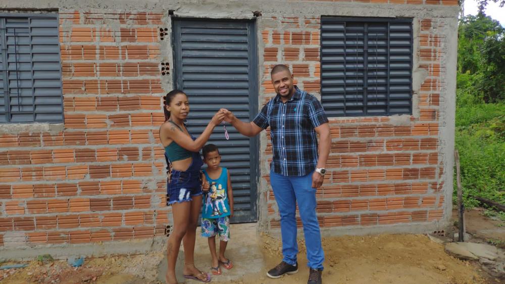 Regeneração: Projeto solidário constrói casa para família que teve residência destruída em incêndio
