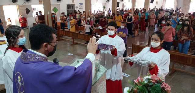 Fiéis participam de missas da Quarta-feira de Cinzas na paróquia São Francisco de Assim, em Picos