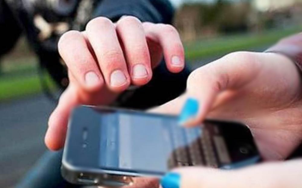 Em Picos, dois homens roubam celular de mulher