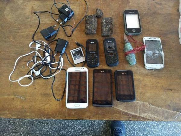 Celulares são apreendidos em penitenciária após tentativa de fuga
