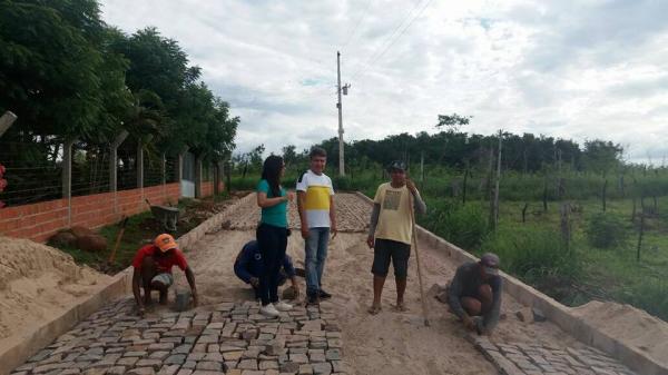 Prefeito João Luiz e vereadora Eliane Moura visitam obra de pavimentação