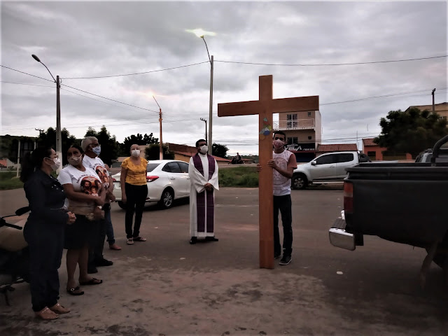 Em Picos, Cruz Peregrina passa na Paróquia São Francisco de Assis e é recepcionada pelos fiéis