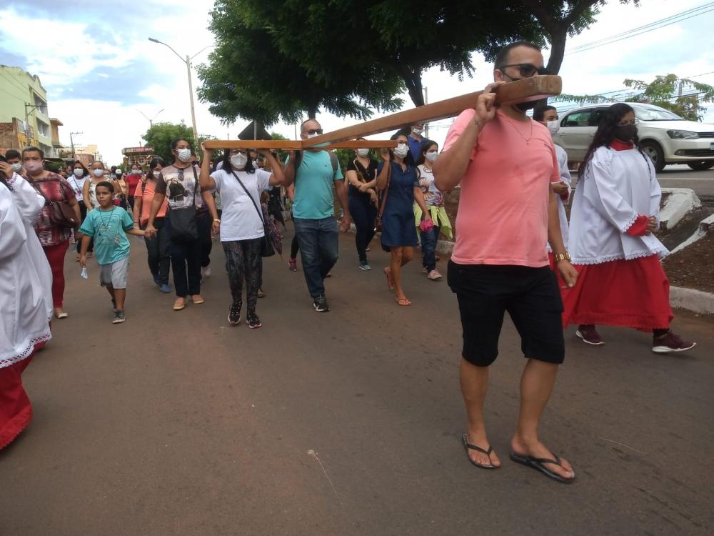 Fiéis participam da Procissão dos Passos em Picos