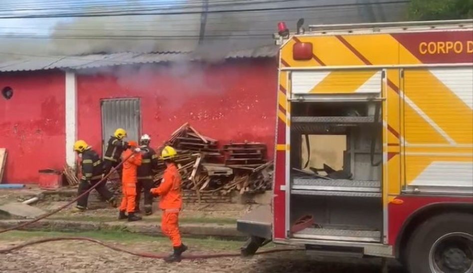 Incêndio de grandes proporções atinge padaria na Zona Sul de Teresina