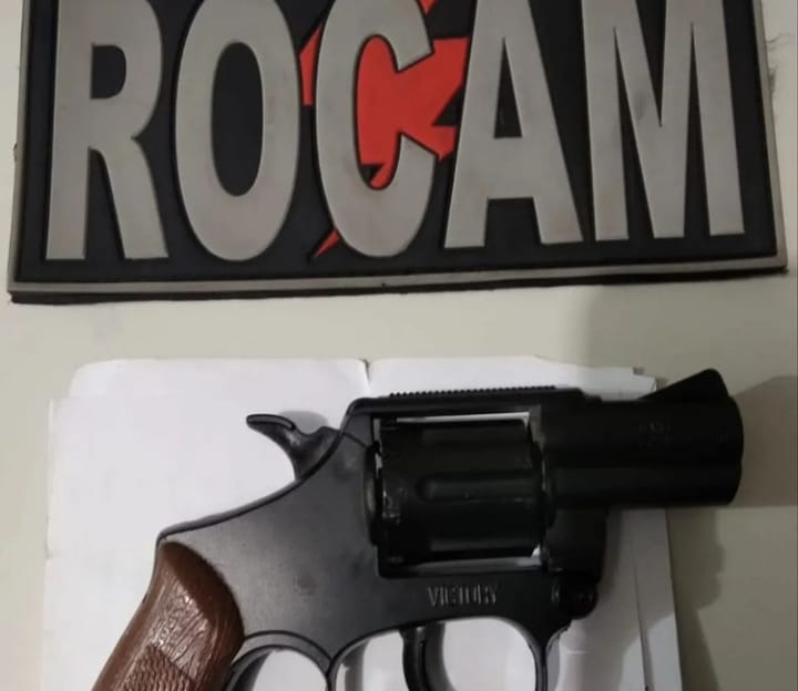 Polícia prende homem com simulacro de arma de fogo em Picos