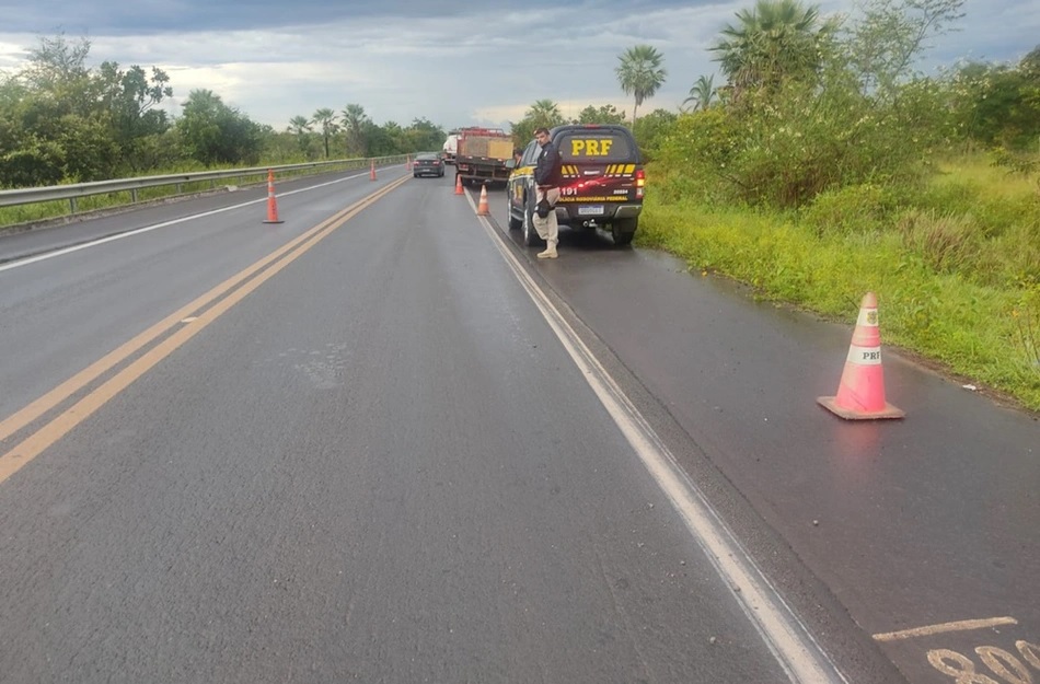 Colisão entre caminhões deixa motorista gravemente ferido na BR-343