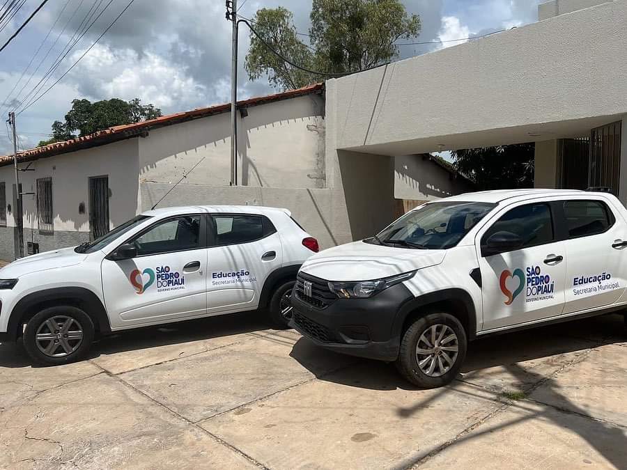 Prefeito Júnior Bill entrega dois veículos para secretaria de Educação do município