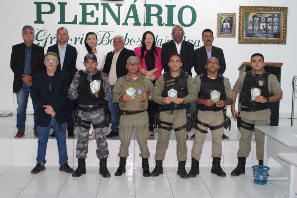 Vereador Caio Guthierry homenageia policiais militares do GPM de São Gonçalo do Piauí