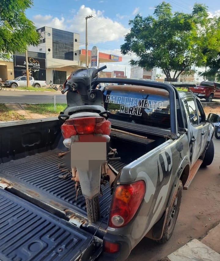 Motocicleta furtada é recuperada pela Polícia Militar dentro de oficina em Picos