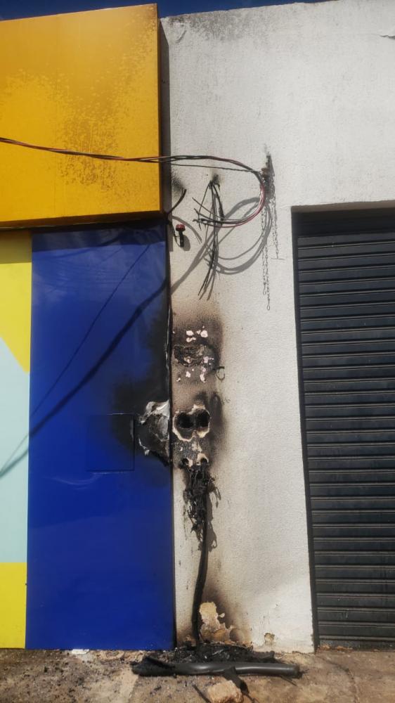 Em Picos, contador de energia de faculdade pega fogo e bombeiros são acionados