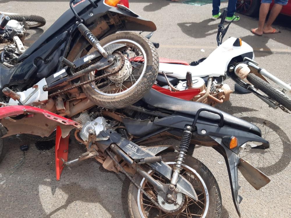 Condutor de Hilux perde controle e causa acidente com quase 20 veículos no Piauí