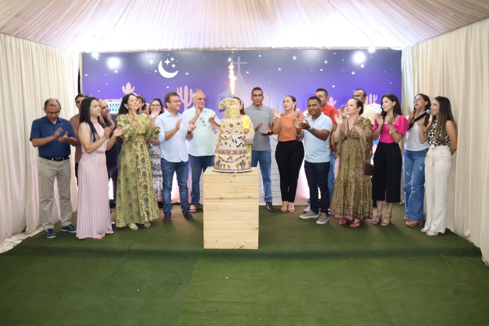 São Pedro do PI: Corte do bolo e Coral municipal marcam noite de aniversário da cidade 