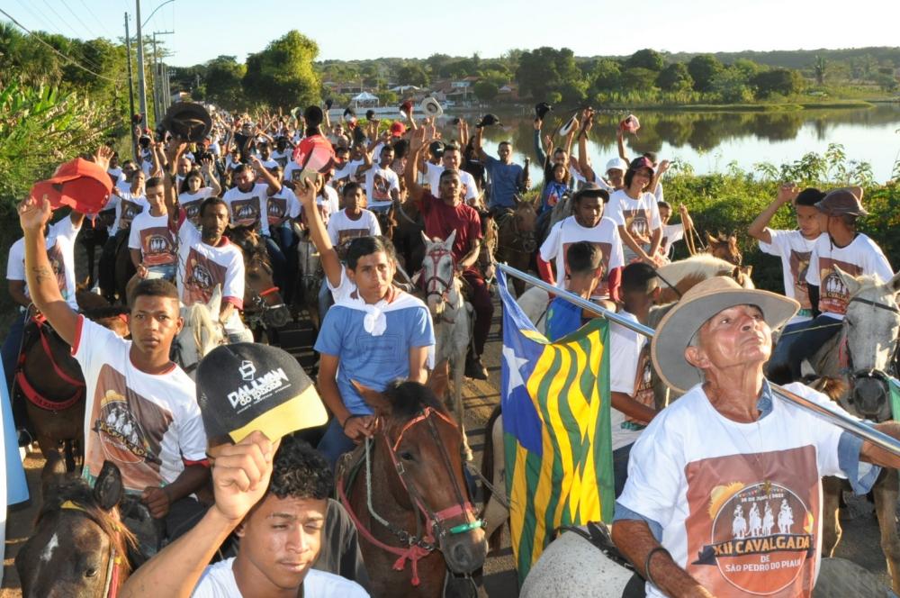 XII Cavalgada dos Amigos em São Pedro do Piauí reúne multidão; imagens