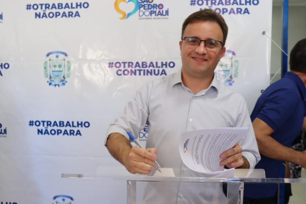 Prefeito Júnior Bill sanciona Lei que beneficia universitários com auxílio mensal