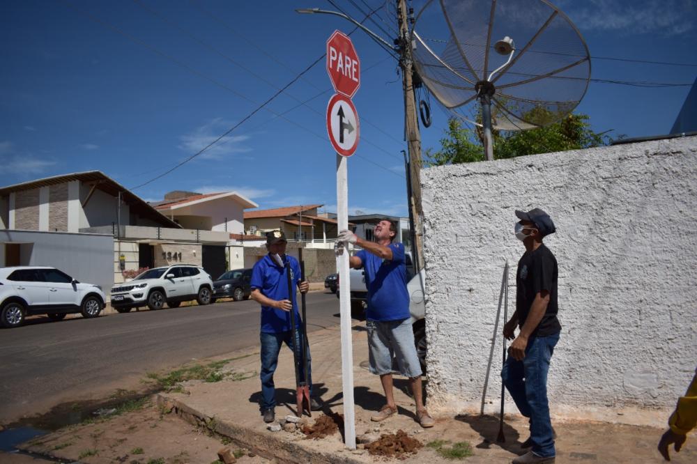Prefeitura de Picos intensifica trabalho de renovação de placas de trânsito