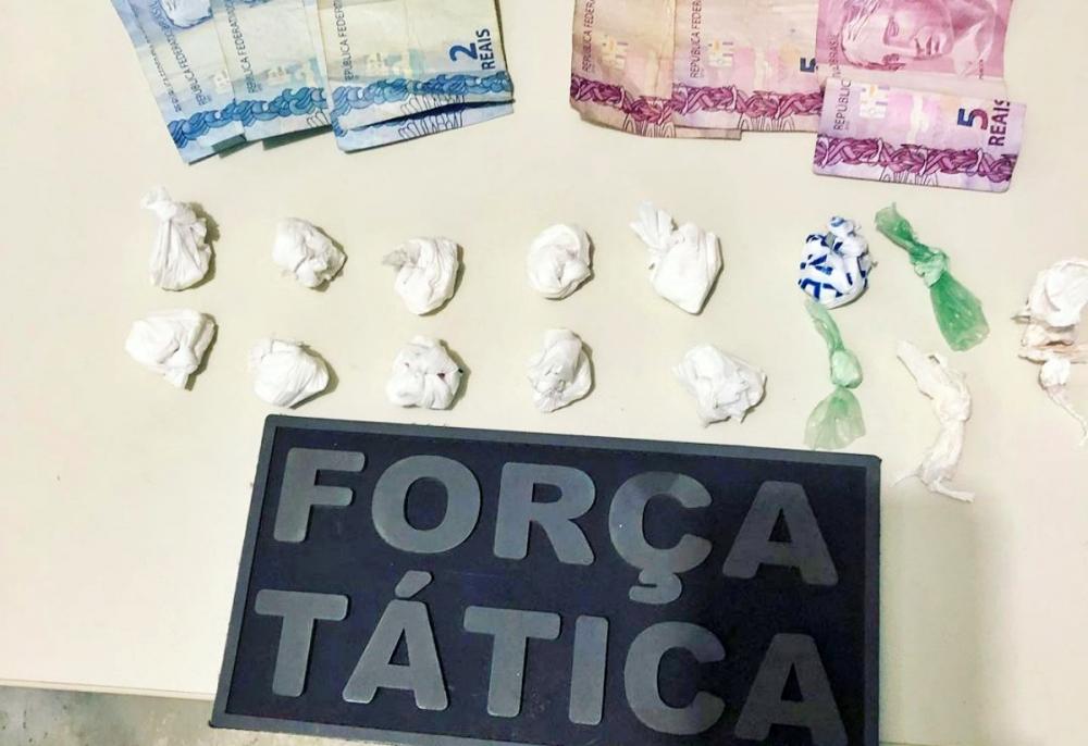 PM apreende 15 invólucros de cocaína e prende suspeito de tráfico de drogas em Picos