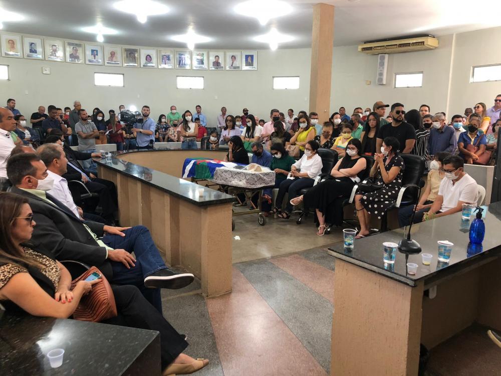 Autoridades municipais prestam homenagens ao vereador Gilson Nunes durante velório