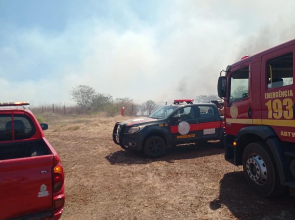 Bombeiros atendem ocorrência de incêndio florestal na zona rural de Picos