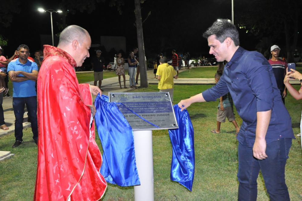 São Gonçalo/PI: prefeito Júnior Ribeiro entrega reforma da praça Dom Avelar Brandão Vilela