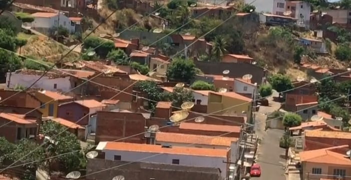 Polícia encontra drogas em terreno baldio no bairro Paroquial em Picos
