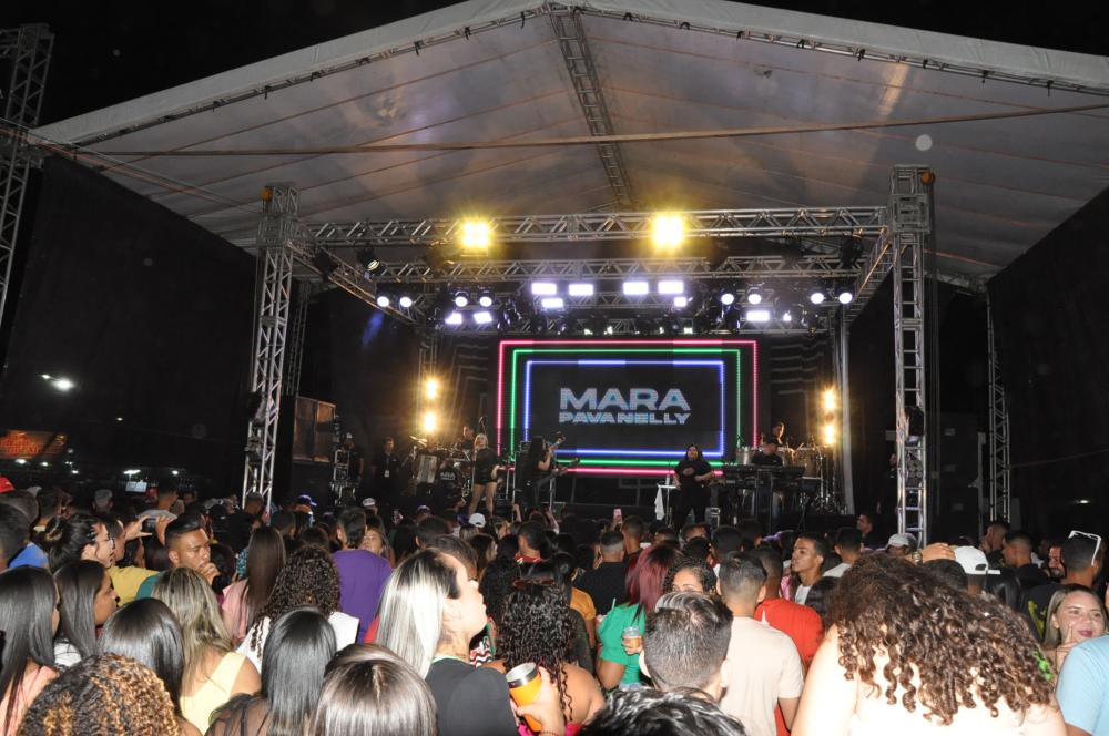 Shows de Mastruz com Leite e Mara Pavanelly marcam encerramento dos festejos de Hugo Napoleão; imagens
